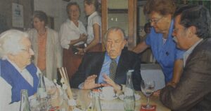 Hans-Jürgen Wischnewski in Straubing, 29. Mai 2004, mit v. l. Helene Joringer, Hertha Neumaier und Hans Lohmeier (Foto Straubinger Tagblatt)